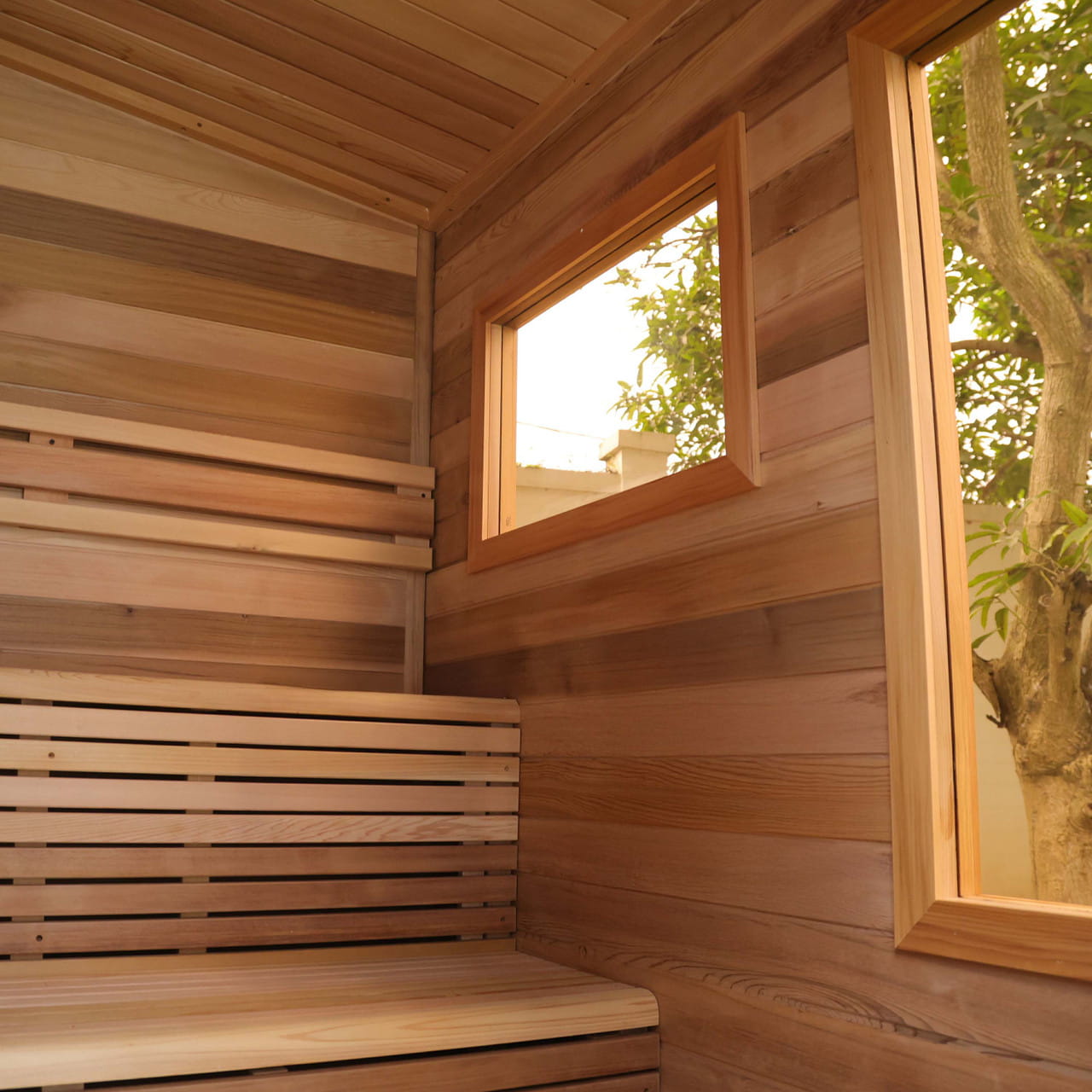 ALEKO Selenia 4 Person Red Cedar Outdoor Sauna – Insulated Walls Black